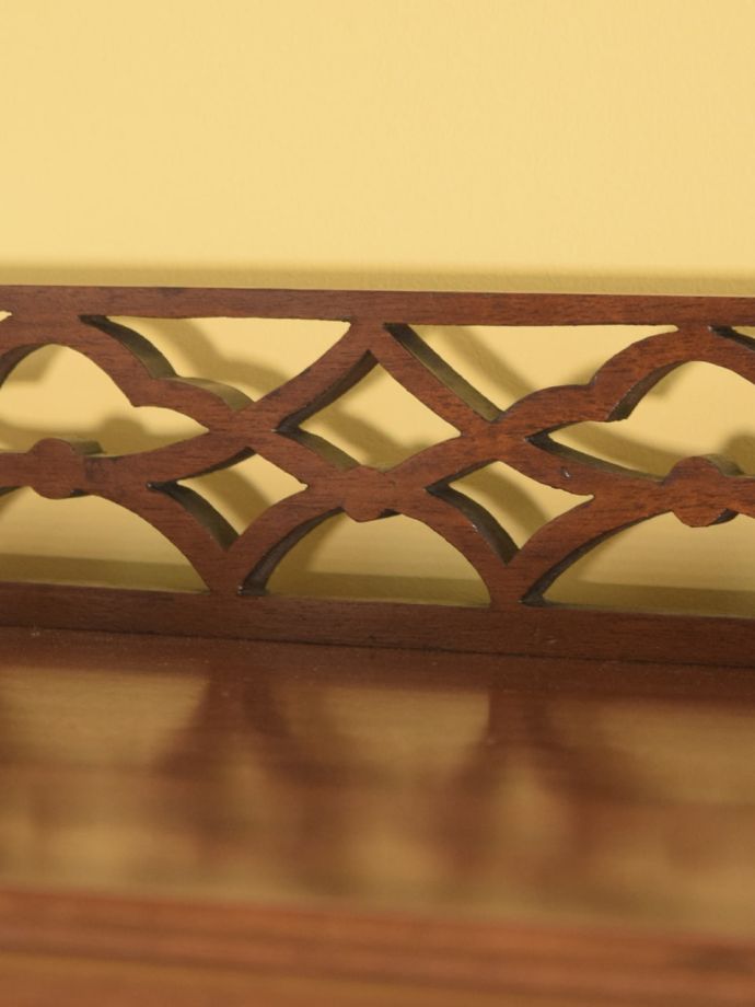 英国アンティーク家具らしい彫