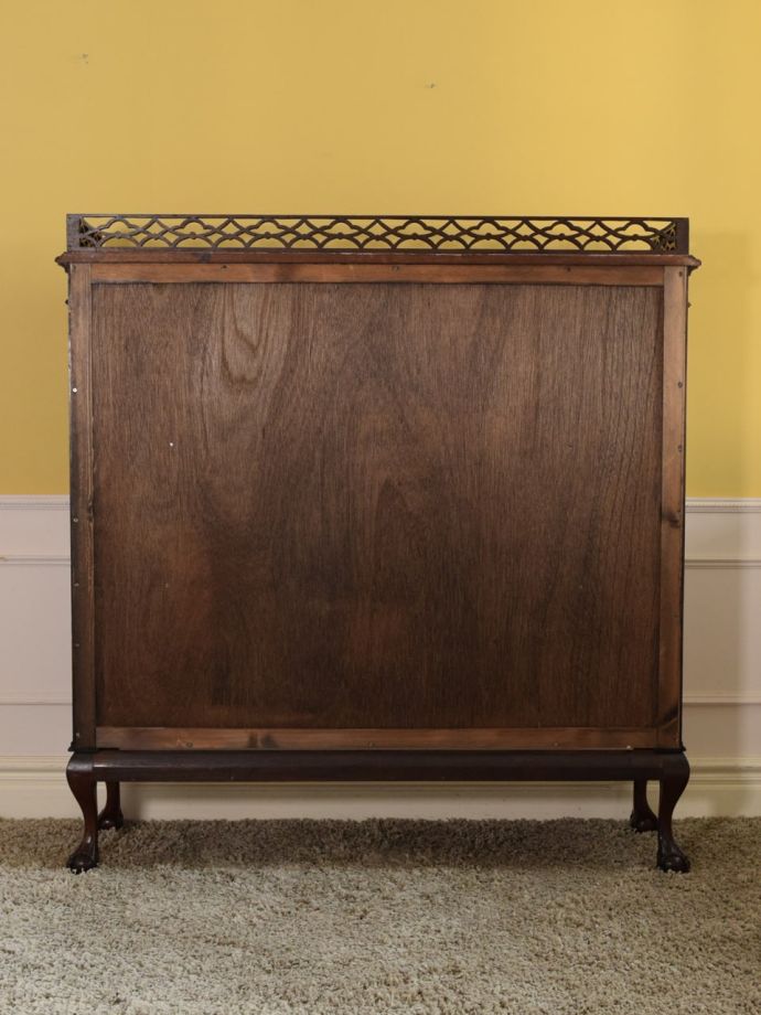 キャビネットの後ろ姿