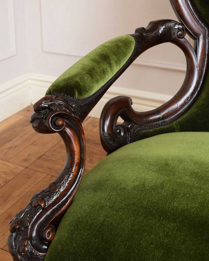 1Pソファ(ラウンジチェア) アンティーク チェア 1890年代のアンティーク椅子、優雅な時間が過ごせるイギリスのイージーチェア(サロンチェア)。アーム部分にも注目肘を掛けておけるアームチェアは座ったときにやっぱりラク。(q-314-c)