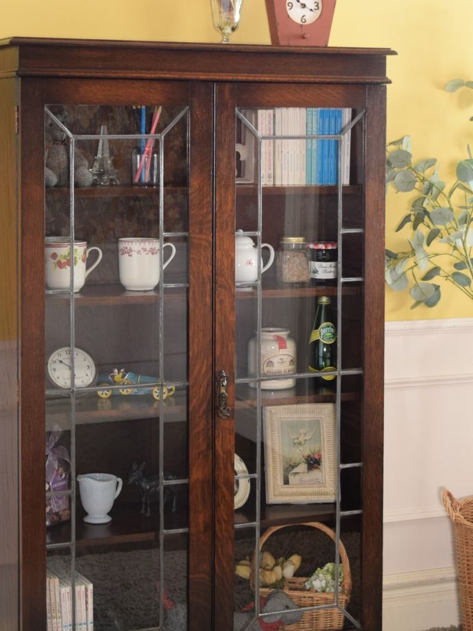 ステンドグラス扉のおしゃれなキャビネット