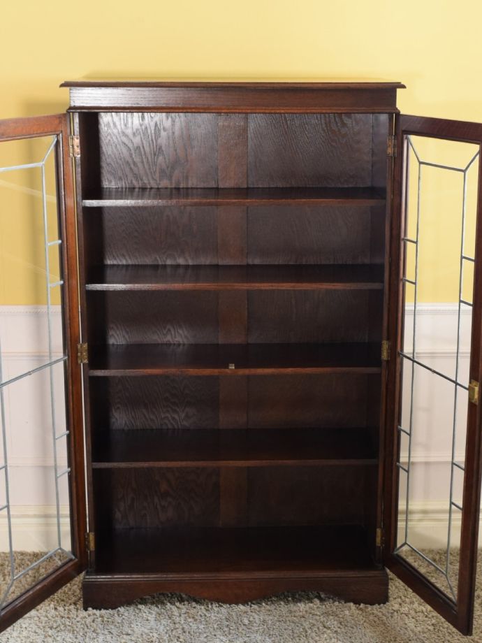 ガラスキャビネットの扉の中