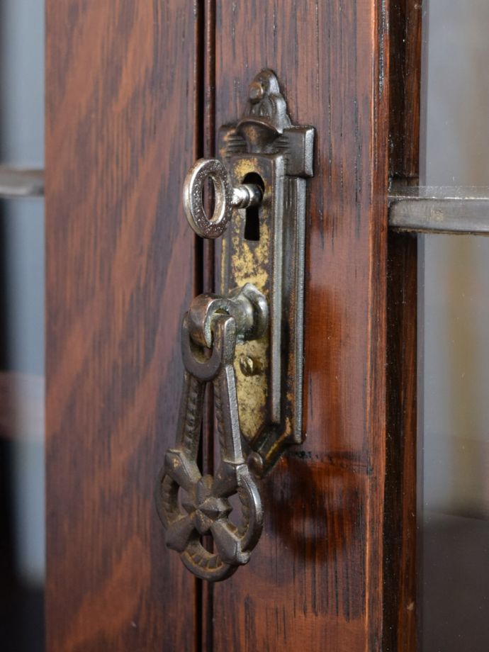 アンティーク家具の取っ手と鍵