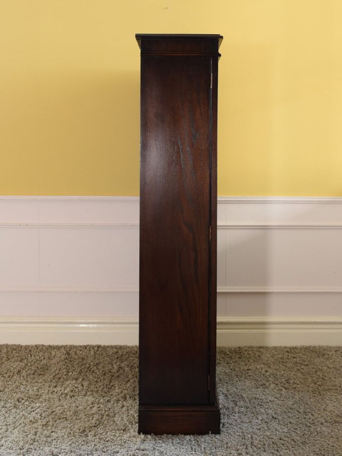 ガラスキャビネットの側面