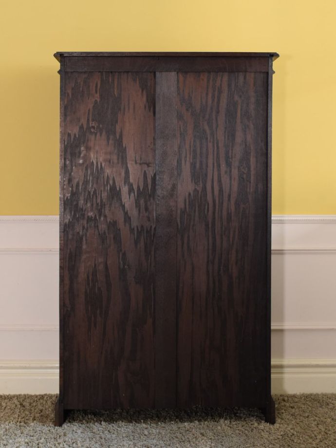 ガラスキャビネットの後ろ姿