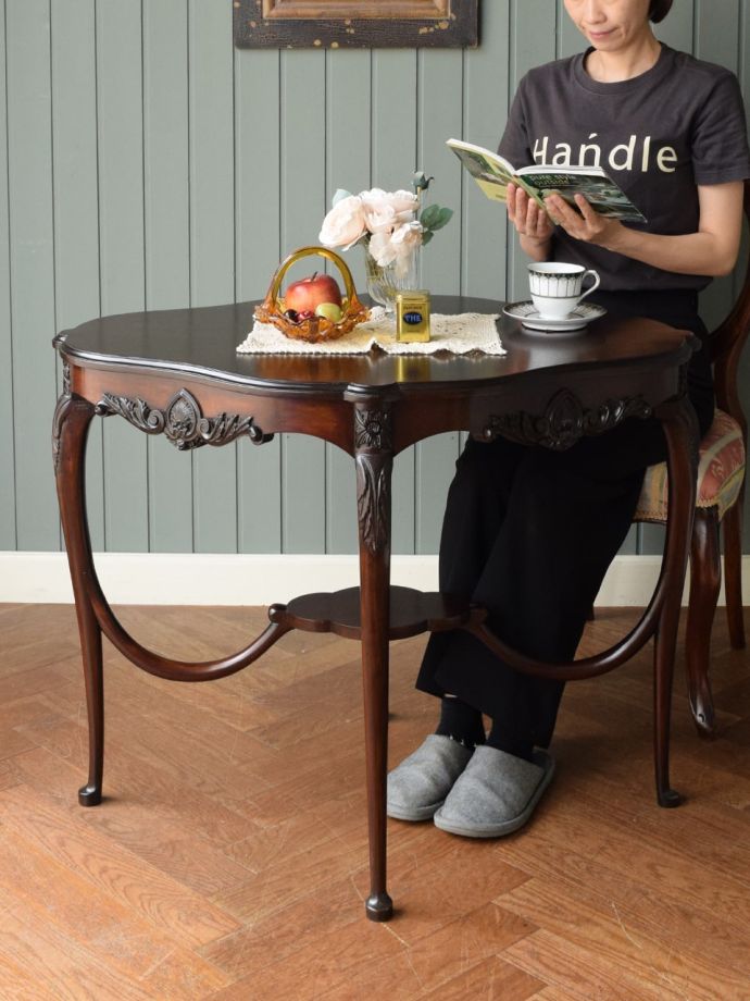 アンティークのオケージョナルテーブル