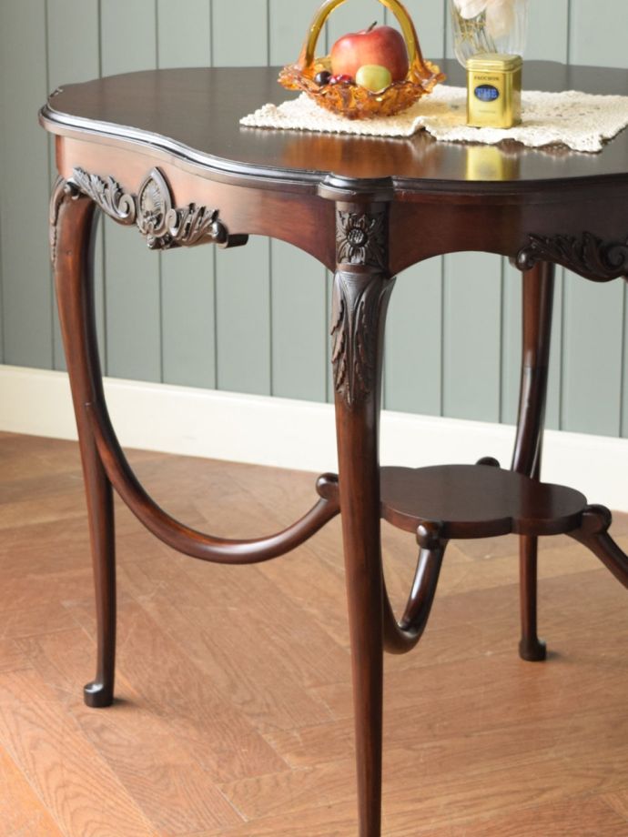 英国のアンティーク家具らしいデザイン