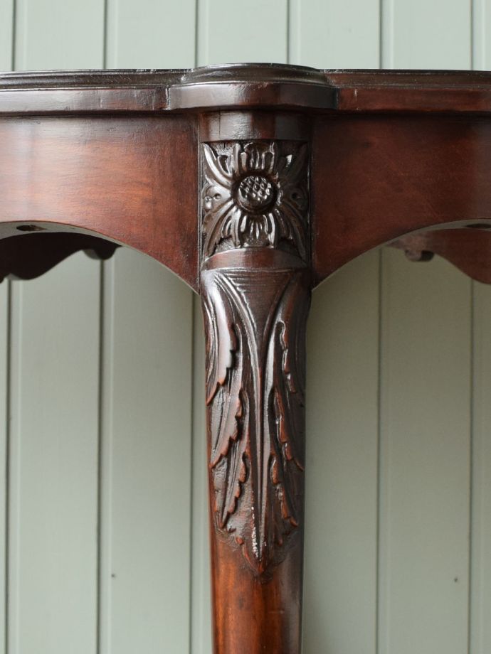 英国アンティーク家具らしい装飾