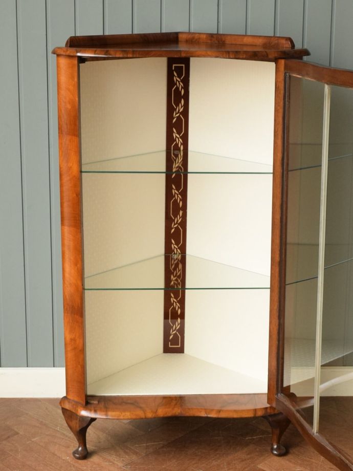 ガラスキャビネットの扉の中