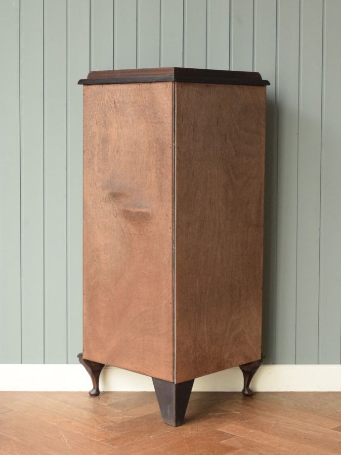 キャビネットの後ろ姿