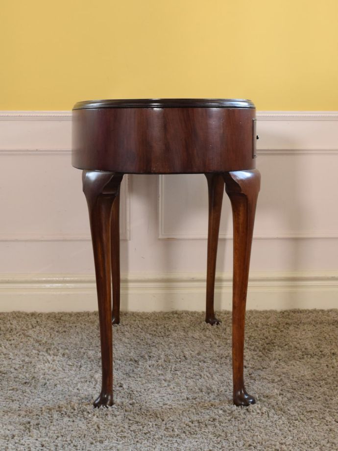 書斎デスクの側面