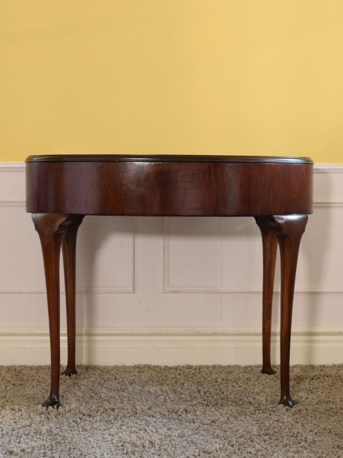 アンティークデスクの後ろ姿