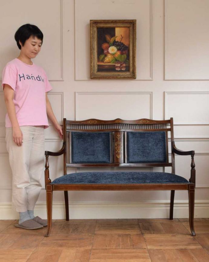 セティ・ソファ・ベンチ　アンティーク チェア　イギリスの優雅なアンティークチェア、背もたれの象嵌がとても美しいセティ。最上級の美しさで見た人みんなを魅了する椅子アンティークの椅子の中でも特に美しいセティ。(q-315-c)