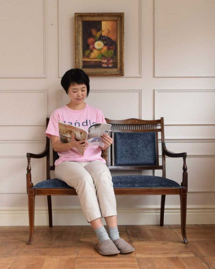 セティ・ソファ・ベンチ　アンティーク チェア　イギリスの優雅なアンティークチェア、背もたれの象嵌がとても美しいセティ。ここに座るだけで貴婦人気分17世紀頃に誕生した肘掛けと背もたれが付いた椅子セティは、2人以上で座れるソファの前身になった椅子。(q-315-c)