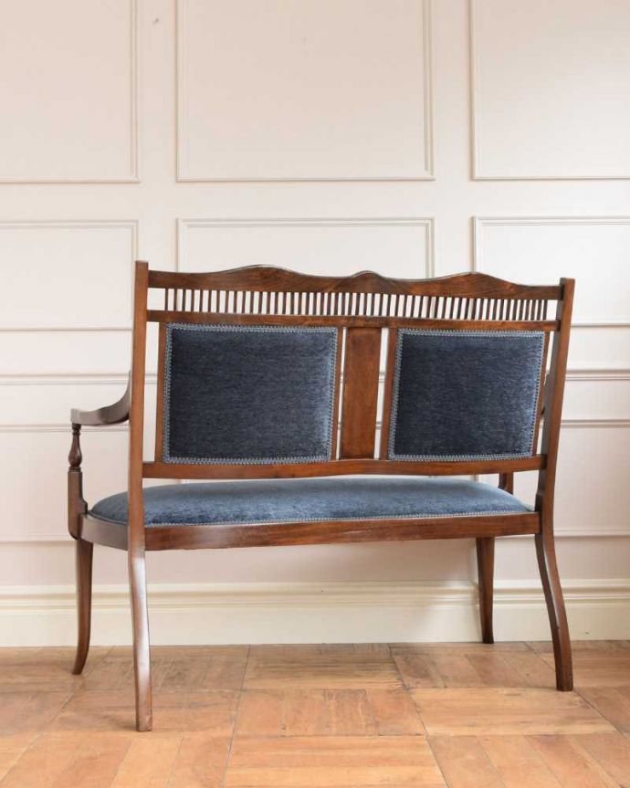 セティ・ソファ・ベンチ　アンティーク チェア　イギリスの優雅なアンティークチェア、背もたれの象嵌がとても美しいセティ。こちら側も、もちろんキレイです。(q-315-c)