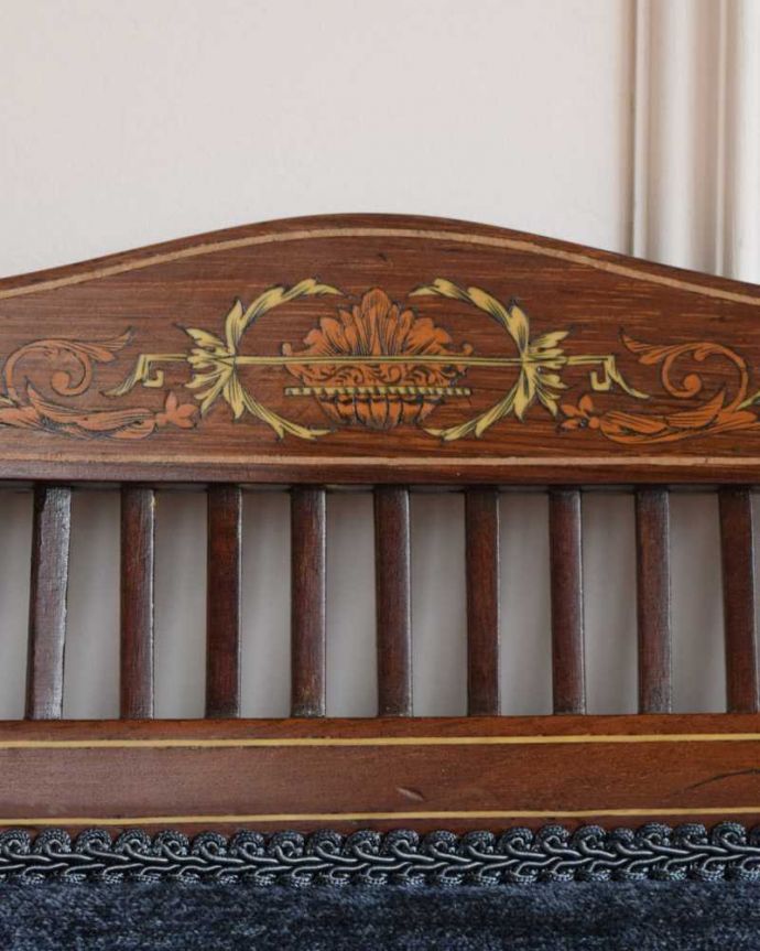 セティ・ソファ・ベンチ　アンティーク チェア　イギリスの優雅なアンティークチェア、背もたれの象嵌がとても美しいセティ。芸術作品のような迫力満点の彫です！木目や色は1脚1脚微妙に違いますが、どれもキレイに仕上げています。(q-315-c)