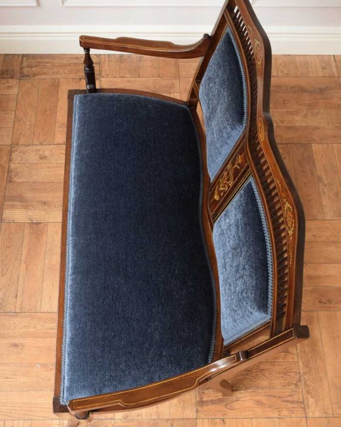 セティ・ソファ・ベンチ　アンティーク チェア　イギリスの優雅なアンティークチェア、背もたれの象嵌がとても美しいセティ。新しい生地で張り替えました修復の際、一度、古い生地を剥がして木製部分を組みなおしし、強度を持たせてから新しい生地で張り替えました。(q-315-c)
