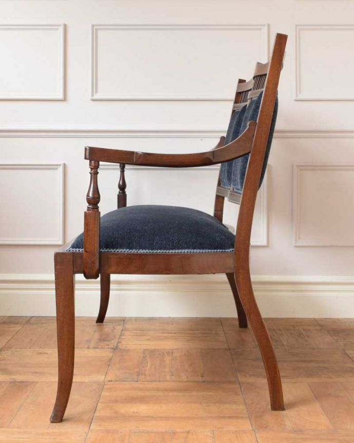 セティ・ソファ・ベンチ　アンティーク チェア　イギリスの優雅なアンティークチェア、背もたれの象嵌がとても美しいセティ。横から見ても綺麗な装飾が楽しめます。(q-315-c)