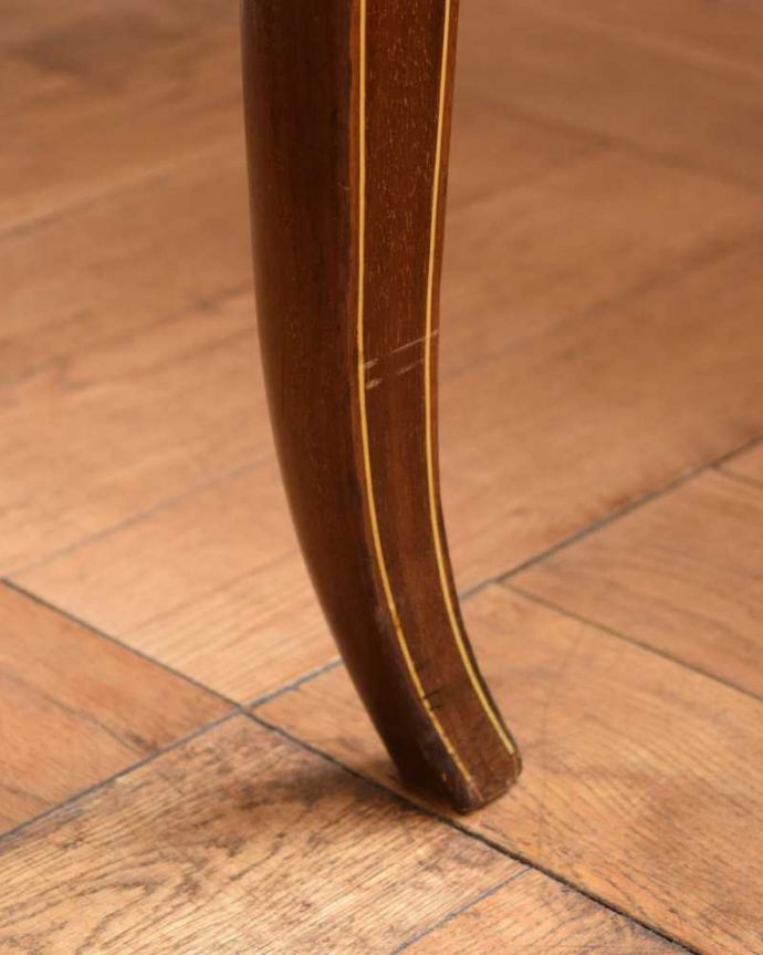 セティ・ソファ・ベンチ　アンティーク チェア　イギリスの優雅なアンティークチェア、背もたれの象嵌がとても美しいセティ。持ち上げなくても移動できます！Handleのアンティークは、脚の裏にフェルトキーパーをお付けしていますので、持ち上げなくても床を滑らせて移動させることが出来ます。(q-315-c)