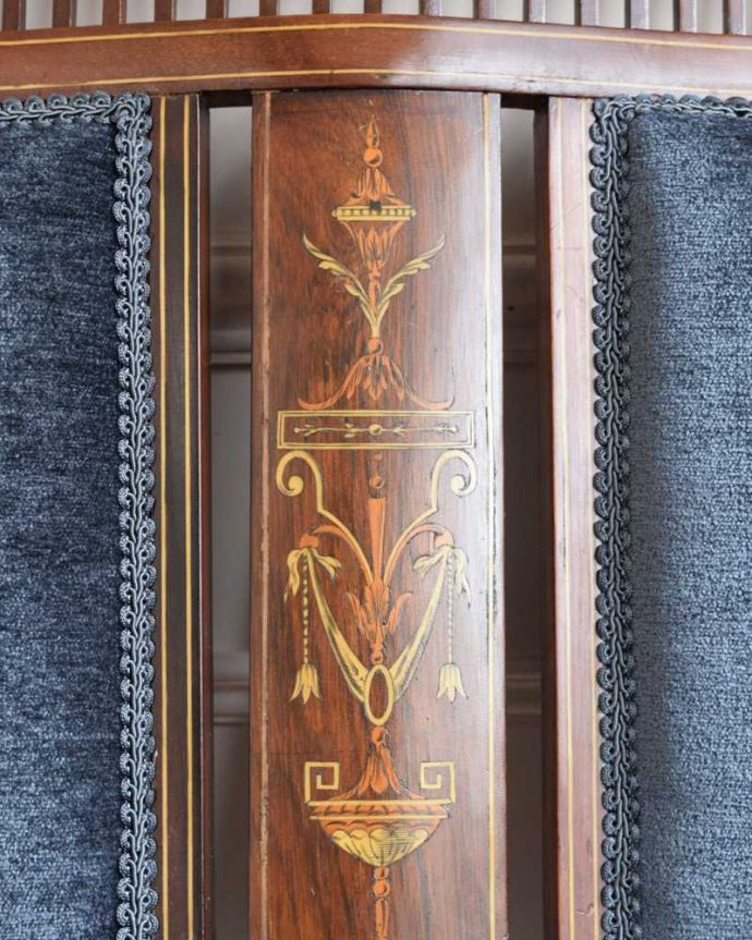 セティ・ソファ・ベンチ　アンティーク チェア　イギリスの優雅なアンティークチェア、背もたれの象嵌がとても美しいセティ。華やかな象嵌の模様木を組み合わせることで作る象嵌で描かれた模様。(q-315-c)