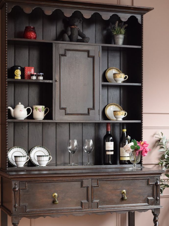 アンティーク家具らしさが漂うオープンシェルフ