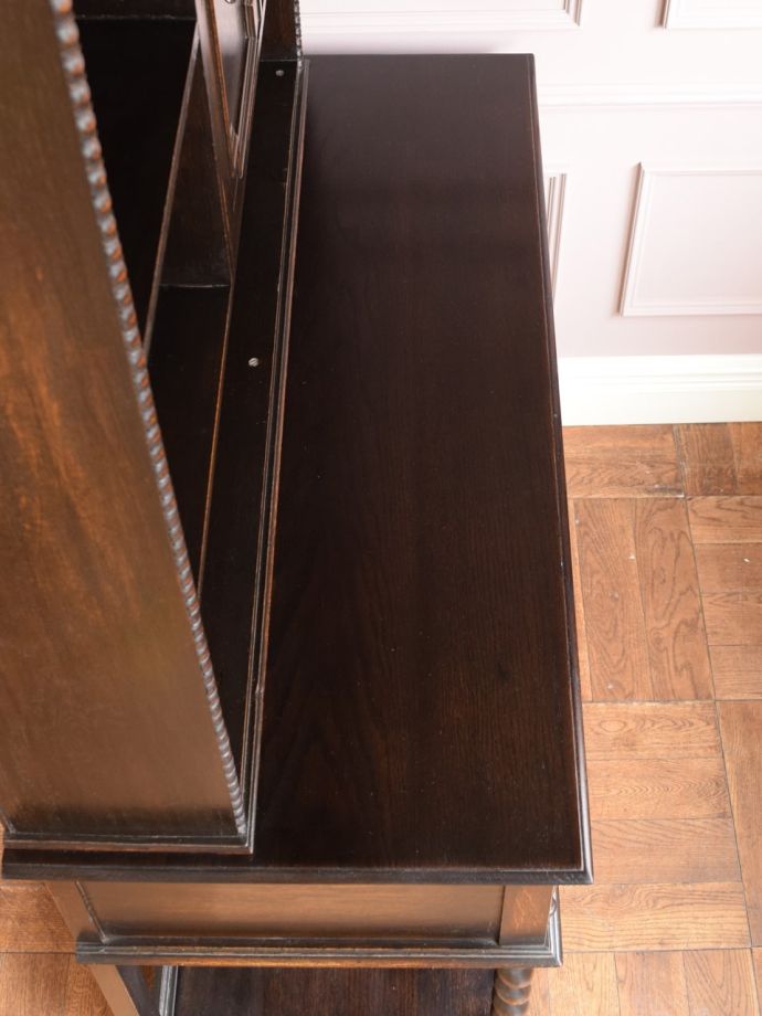 アンティークのオープンシェルフの天板