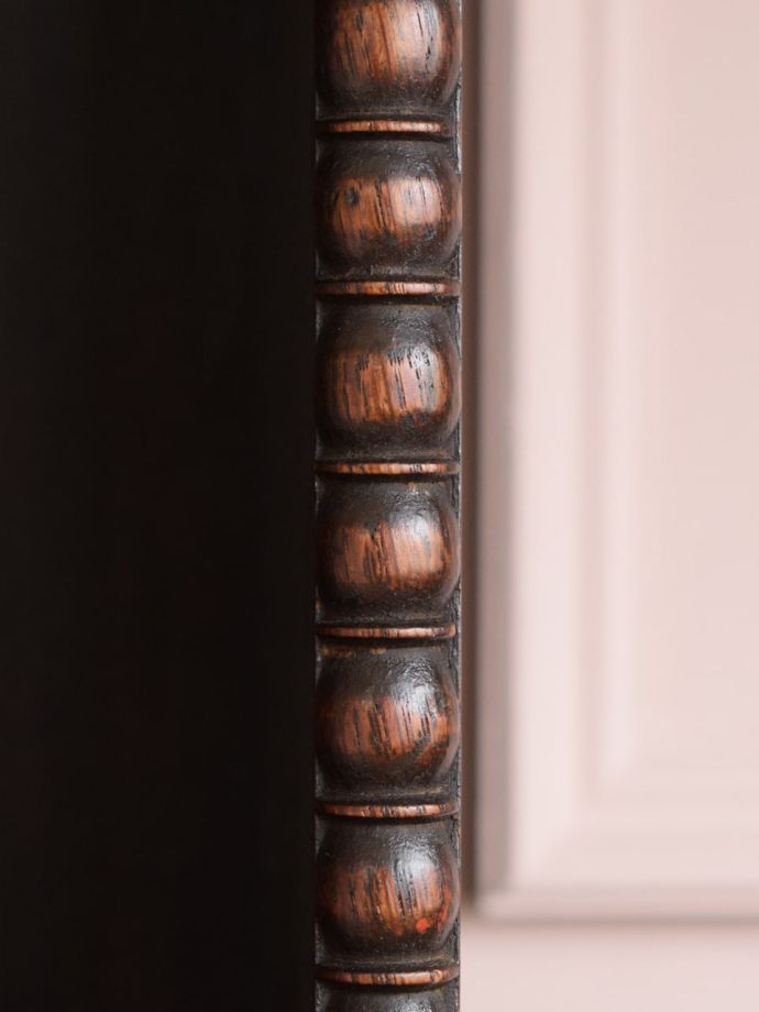 英国アンティーク家具らしい装飾