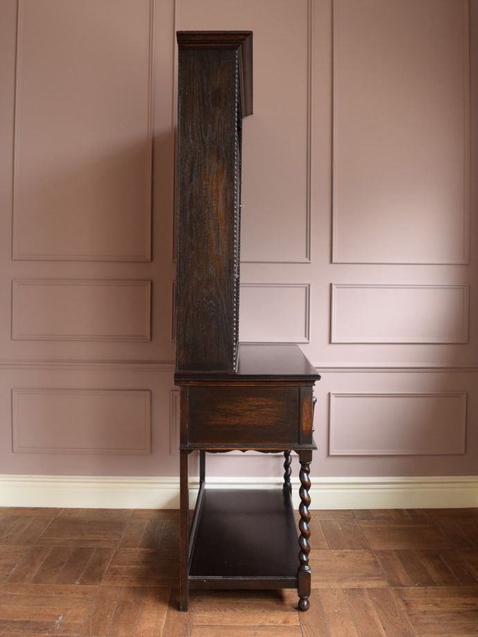 オープンシェルフの側面