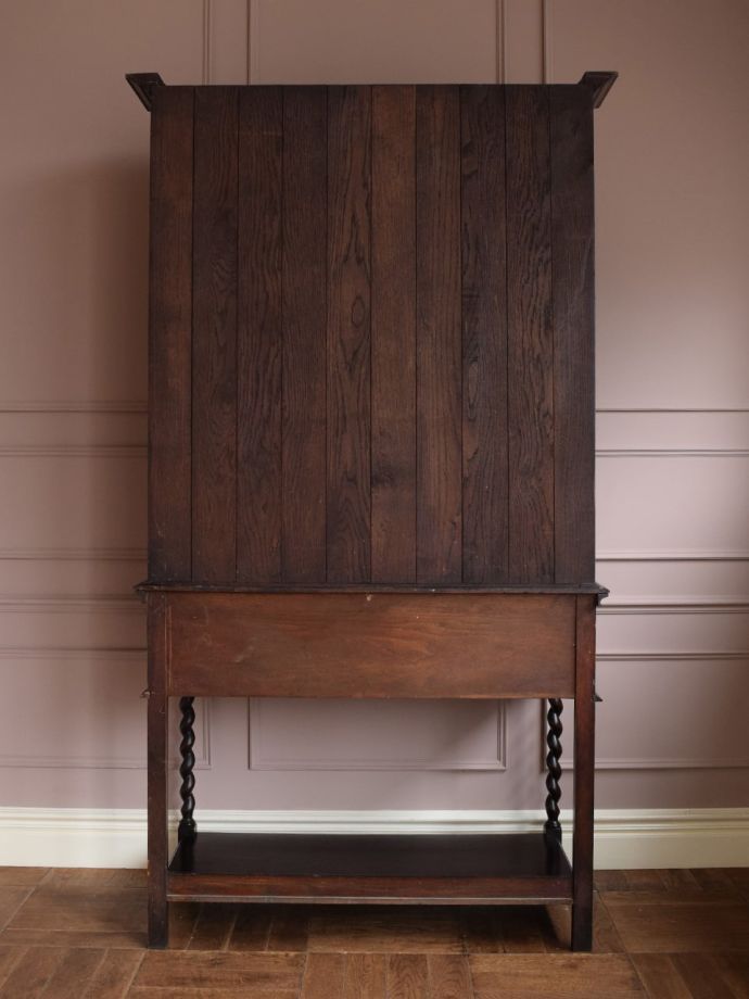 キャビネットの後ろ姿