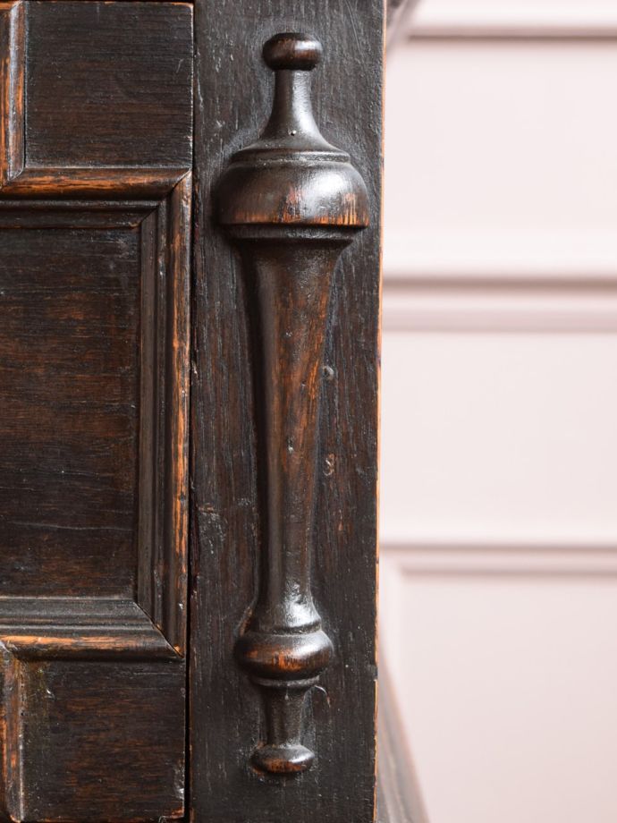 キャビネットの華やかな装飾