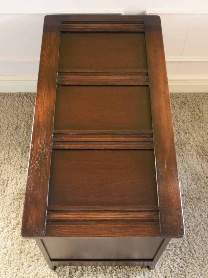 アンティークのブランケットボックスの天板