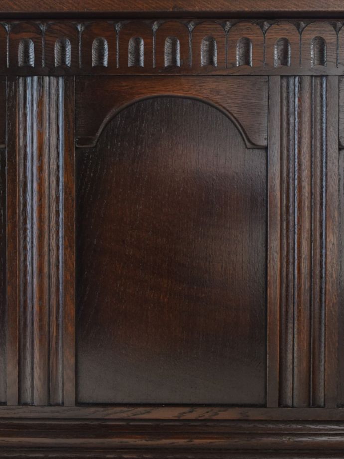 英国アンティーク家具らしい装飾