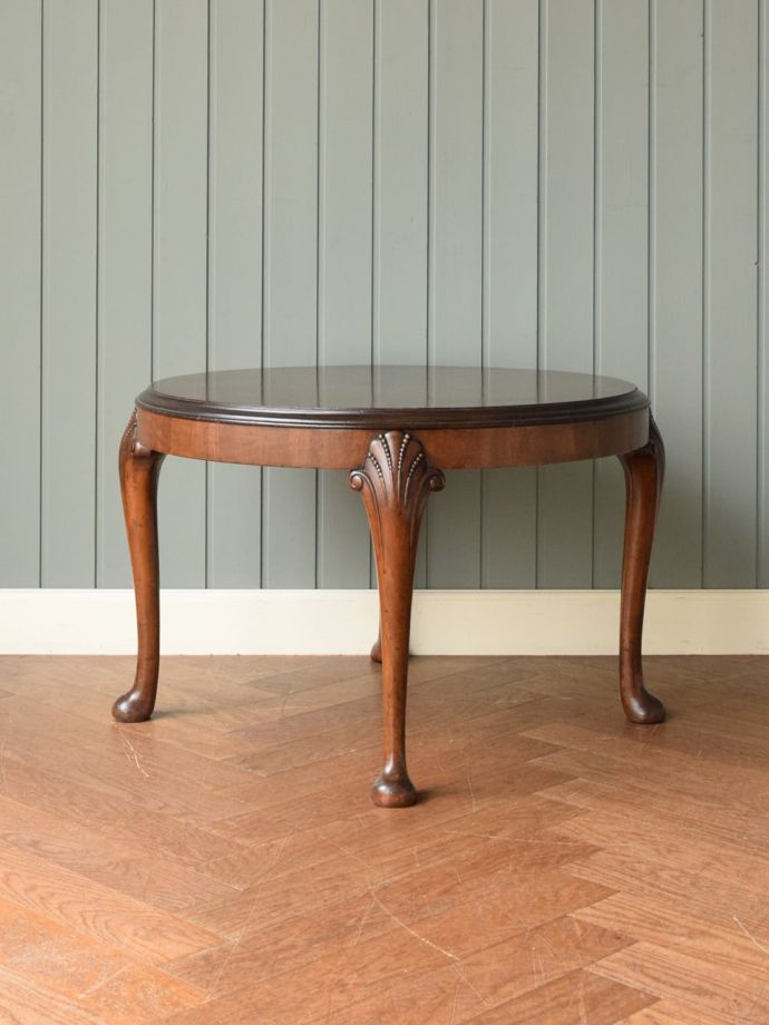 コーヒーテーブルの後ろ姿