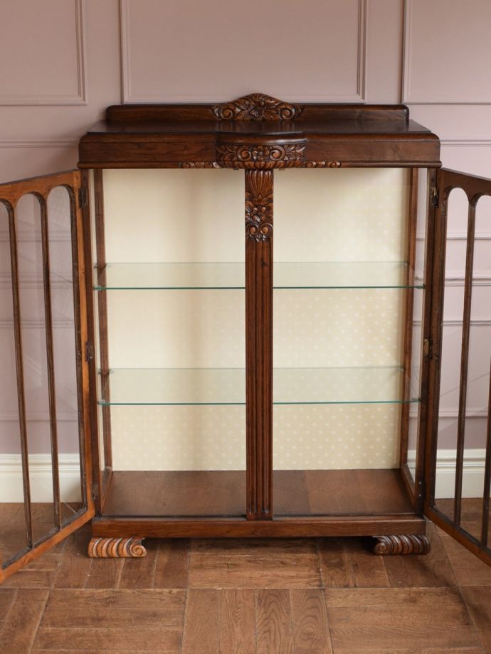 ガラスキャビネットの扉の中