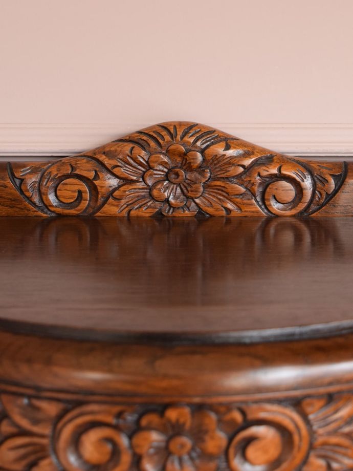 英国アンティーク家具らしい装飾