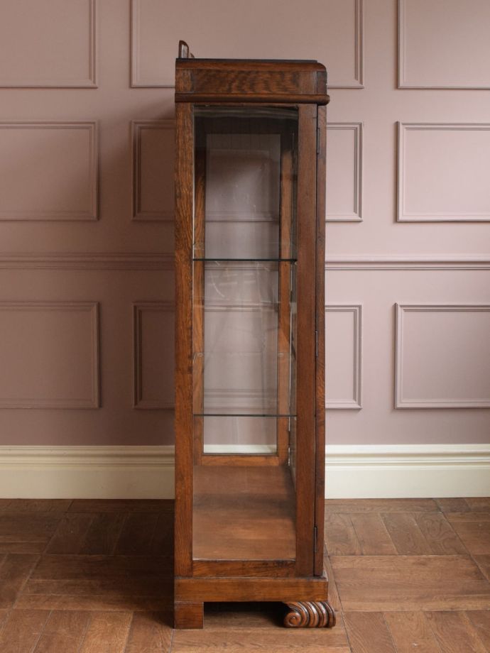 キャビネットの側面