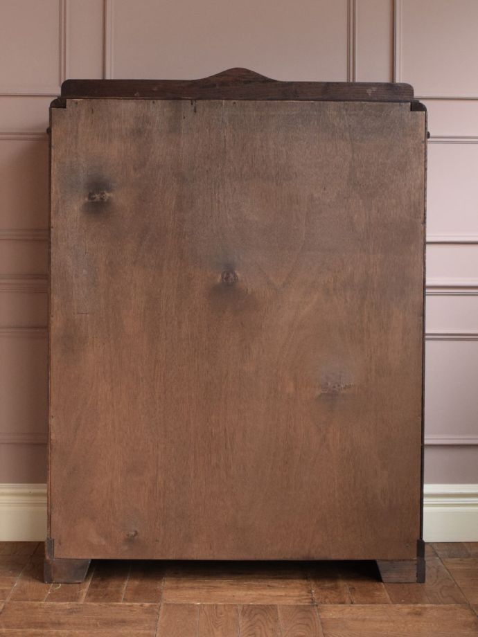 キャビネットの後ろ姿