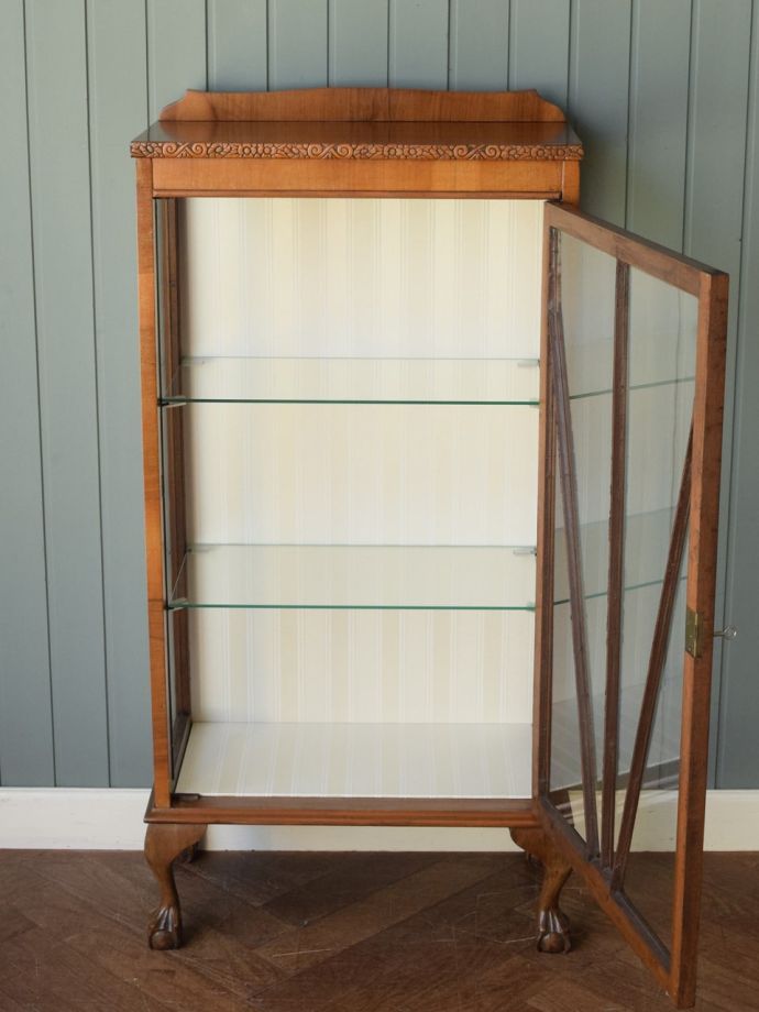 ガラスキャビネットの扉の中