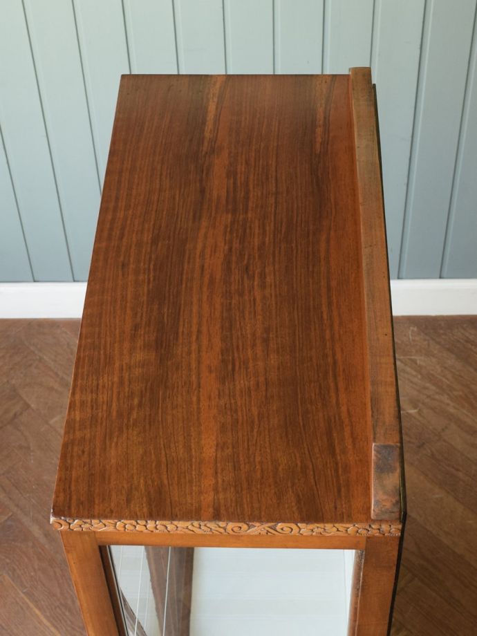 アンティークキャビネットの天板