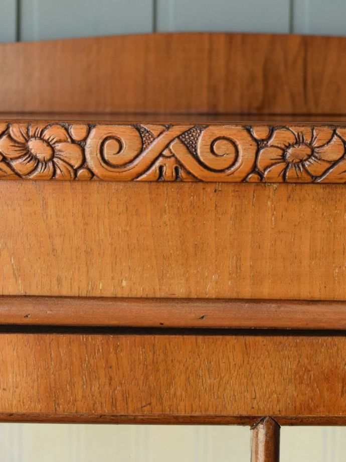 英国アンティーク家具らしい彫