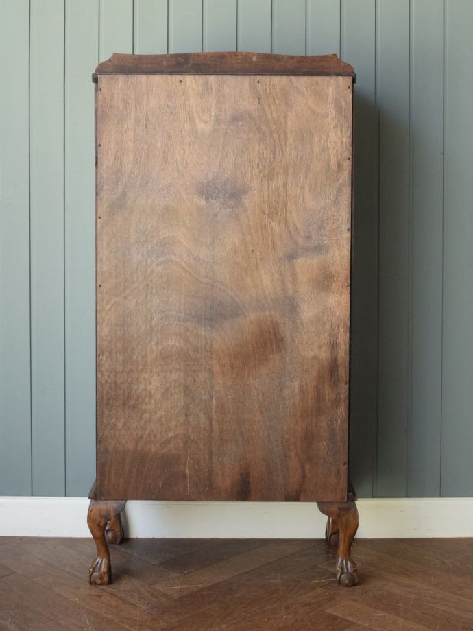 キャビネットの後ろ姿