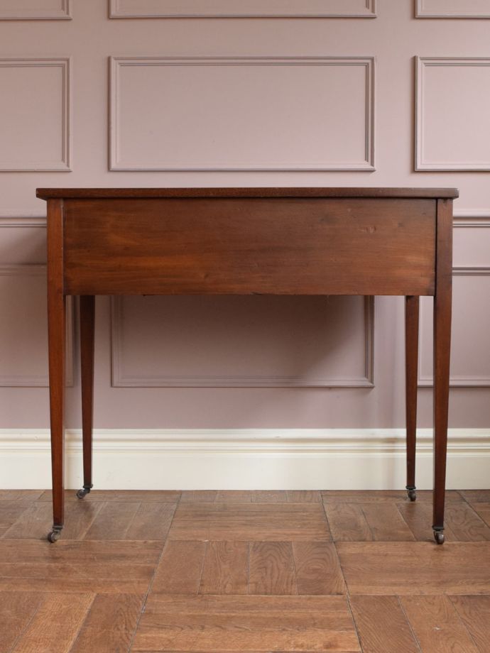 アンティークデスクの後ろ姿