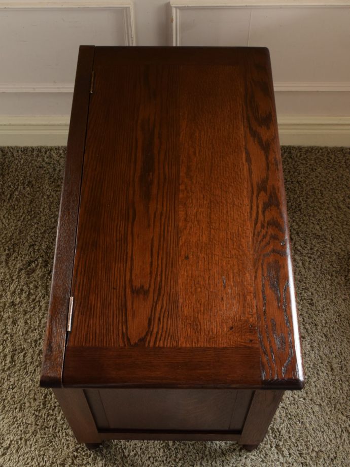 アンティークのブランケットボックスの天板