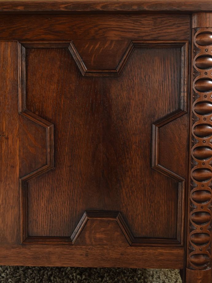 英国アンティーク家具らしい装飾