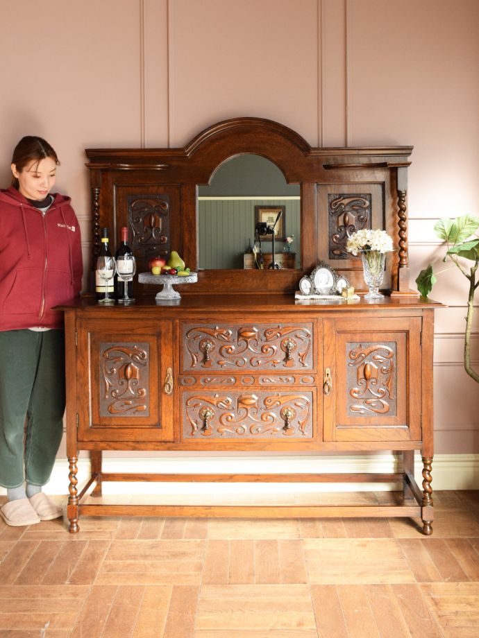 英国アンティークのサイドボード