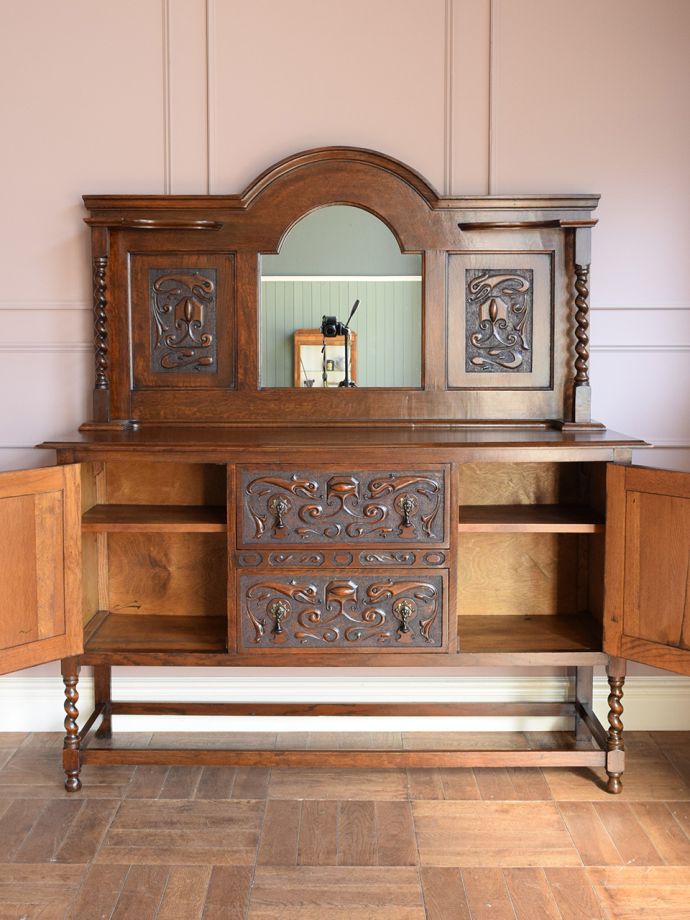 アンティークキャビネットの扉の中