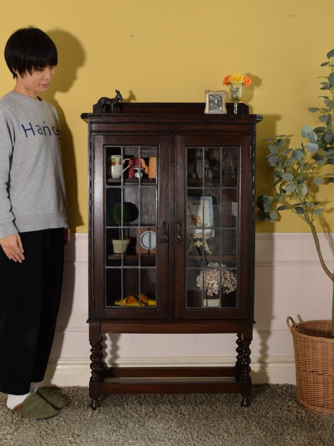 英国アンティークのキャビネット