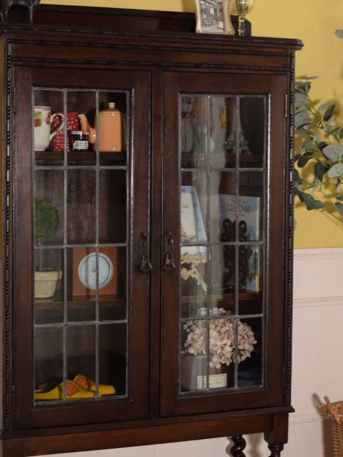 ガラス扉のおしゃれなキャビネット