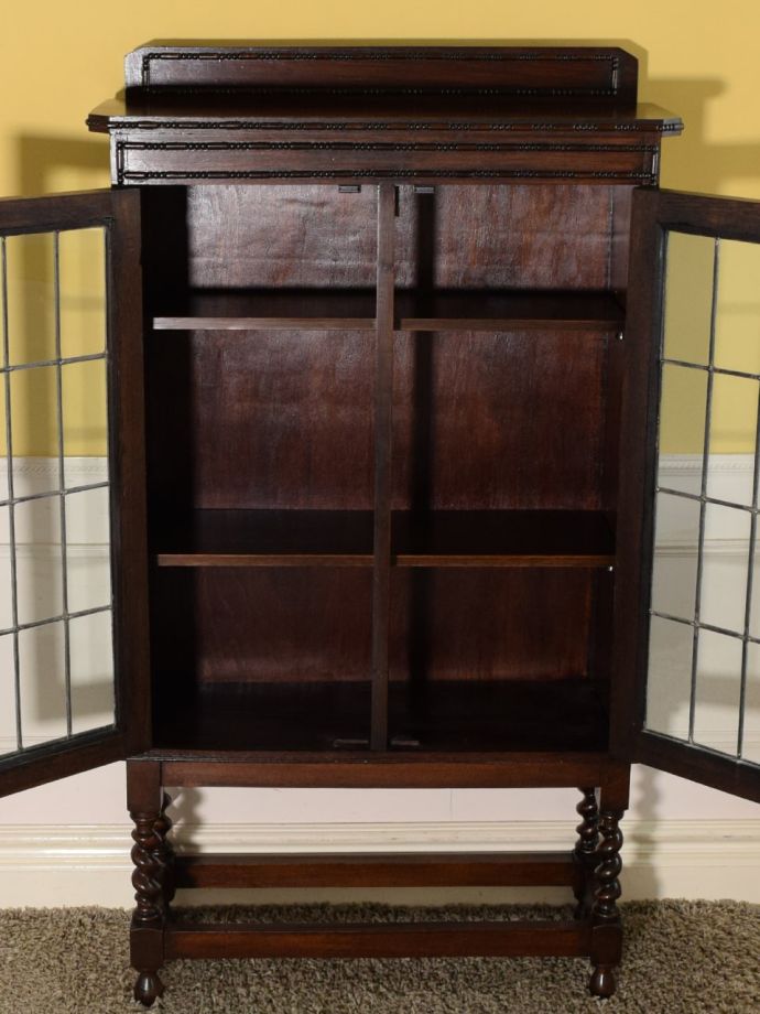 キャビネットの扉の中