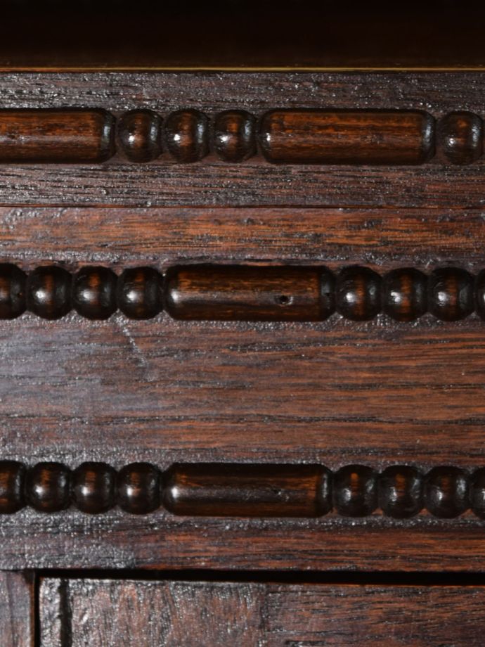 キャビネットの華やかな装飾