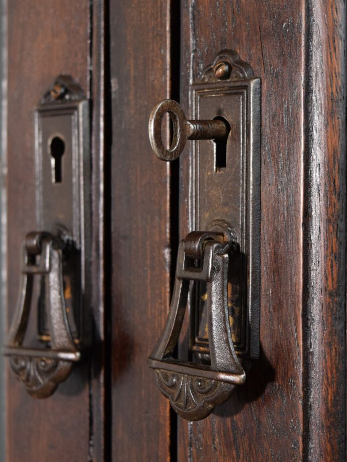 アンティーク家具の取っ手と鍵